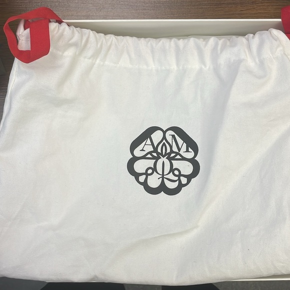 Alexander McQueen Black Leather Knuckle Clutch - Picture 4 of 7